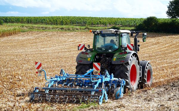 Tajniki rolniczej mechanizacji: Co każdy rolnik powinien wiedzieć o ulepszaniu swojego sprzętu